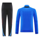 Shop des Spielers, Manchester United Trainingsanzug 25/26, ManUtd Jacke Blau, Manchester United Training-Set Schwarz, Fußball Trainingsanzug ManUtd, Red Devils Kollektion 2026, Trainingsanzug Manchester United Blau Schwarz, Fußball-Fanartikel ManUtd, Trainingskleidung 2025, Old Trafford Style, Sportbekleidung Manchester United, ManUtd Fan-Shop.