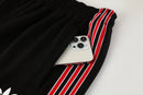 Shop des Spielers, Manchester United Trainingsanzug 25/26, ManUtd Jacke Schwarz Rot, Manchester United Training-Set, Fußball Trainingsanzug ManUtd, Red Devils Kollektion 2026, Trainingsanzug Manchester United, Fußball-Fanartikel ManUtd, Trainingskleidung 2025, Old Trafford Style, Sportbekleidung Manchester United, ManUtd Fan-Shop.