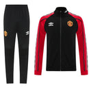 Shop des Spielers, Manchester United Trainingsanzug 25/26, ManUtd Jacke Schwarz Rot, ManUtd Hose Schwarz, Manchester United Training-Set, Red Devils Kollektion 2026, Trainingsanzug Herren United, ManUtd Fan-Shop, Fußball Trainingsanzug Rot Schwarz, Manchester United Sportbekleidung, Trainingsanzug 2025, Fußball-Fanartikel.