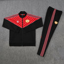 Shop des Spielers, Manchester United Trainingsanzug 25/26, ManUtd Jacke Schwarz Rot, Manchester United Training-Set, Fußball Trainingsanzug ManUtd, Red Devils Kollektion 2026, Trainingsanzug Manchester United, Fußball-Fanartikel ManUtd, Trainingskleidung 2025, Old Trafford Style, Sportbekleidung Manchester United, ManUtd Fan-Shop.