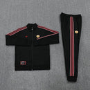Shop des Spielers, Manchester United Trainingsanzug 25/26, ManUtd Jacke Schwarz, ManUtd Hose Schwarz, Manchester United Training-Set, Red Devils Kollektion 2026, Trainingsanzug Herren Schwarz, Manchester United Fan-Shop, ManUtd Training 2026, Fußball-Fanartikel, Manchester United Trainingskleidung, Trainingsset 2025.