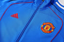 Shop des Spielers, Manchester United Trainingsanzug 25/26, ManUtd Jacke Blau, Manchester United Training-Set Schwarz, Fußball Trainingsanzug ManUtd, Red Devils Kollektion 2026, Trainingsanzug Manchester United Blau Schwarz, Fußball-Fanartikel ManUtd, Trainingskleidung 2025, Old Trafford Style, Sportbekleidung Manchester United, ManUtd Fan-Shop.