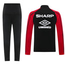 Shop des Spielers, Manchester United Trainingsanzug 25/26, ManUtd Jacke Schwarz Rot, ManUtd Hose Schwarz, Manchester United Training-Set, Red Devils Kollektion 2026, Trainingsanzug Herren United, ManUtd Fan-Shop, Fußball Trainingsanzug Rot Schwarz, Manchester United Sportbekleidung, Trainingsanzug 2025, Fußball-Fanartikel.