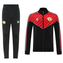 Shop des Spielers, Manchester United Trainingsanzug 25/26, ManUtd Jacke Schwarz Rot, Manchester United Training-Set, Fußball Trainingsanzug ManUtd, Red Devils Kollektion 2026, Trainingsanzug Manchester United, Fußball-Fanartikel ManUtd, Trainingskleidung 2025, Old Trafford Style, Sportbekleidung Manchester United, ManUtd Fan-Shop.