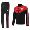 Shop des Spielers, Manchester United Trainingsanzug 25/26, ManUtd Jacke Schwarz Rot, Manchester United Training-Set, Fußball Trainingsanzug ManUtd, Red Devils Kollektion 2026, Trainingsanzug Manchester United, Fußball-Fanartikel ManUtd, Trainingskleidung 2025, Old Trafford Style, Sportbekleidung Manchester United, ManUtd Fan-Shop.