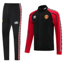 Shop des Spielers, Manchester United Trainingsanzug 25/26, ManUtd Jacke Schwarz Rot, ManUtd Hose Schwarz, Manchester United Training-Set, Red Devils Kollektion 2026, Trainingsanzug Herren United, ManUtd Fan-Shop, Fußball Trainingsanzug Rot Schwarz, Manchester United Sportbekleidung, Trainingsanzug 2025, Fußball-Fanartikel.