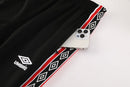 Shop des Spielers, Manchester United Trainingsanzug 25/26, ManUtd Jacke Schwarz Rot, ManUtd Hose Schwarz, Manchester United Training-Set, Red Devils Kollektion 2026, Trainingsanzug Herren United, ManUtd Fan-Shop, Fußball Trainingsanzug Rot Schwarz, Manchester United Sportbekleidung, Trainingsanzug 2025, Fußball-Fanartikel.