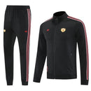 Shop des Spielers, Manchester United Trainingsanzug 25/26, ManUtd Jacke Schwarz, ManUtd Hose Schwarz, Manchester United Training-Set, Red Devils Kollektion 2026, Trainingsanzug Herren Schwarz, Manchester United Fan-Shop, ManUtd Training 2026, Fußball-Fanartikel, Manchester United Trainingskleidung, Trainingsset 2025.