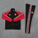 Shop des Spielers, Manchester United Trainingsanzug 25/26, ManUtd Jacke Schwarz Rot, ManUtd Hose Schwarz, Manchester United Training-Set, Red Devils Kollektion 2026, Trainingsanzug Herren United, ManUtd Fan-Shop, Fußball Trainingsanzug Rot Schwarz, Manchester United Sportbekleidung, Trainingsanzug 2025, Fußball-Fanartikel.
