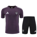 Shop des Spielers, Manchester United Trainingsset 25/26, Manchester United Trikot Lila, Manchester United Shorts Schwarz, Manchester United Set 2026, Fußball Trainingsset Manchester United, Trainingsanzug Manchester United, Manchester United Fan-Shop, Manchester United Training 2026, Fußball-Fanartikel, Manchester United Trainingskleidung, Manchester United Set Herren, lila schwarz Set.