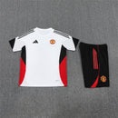 Shop des Spielers, Manchester United Trainings-Set 25/26, ManUtd Trikot Weiß, Manchester United Shorts Schwarz, Fußball Trainingsset ManUtd, Red Devils Kollektion 2026, Trainings-Kit 2025, Sportbekleidung Manchester United, Trainingsanzug Herren Weiß, ManUtd Fan-Shop, Manchester United Training 2026, Fußball-Fanartikel.