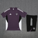 Shop des Spielers, Manchester United Trainingsset 25/26, Manchester United Trikot Lila, Manchester United Shorts Schwarz, Manchester United Set 2026, Fußball Trainingsset Manchester United, Trainingsanzug Manchester United, Manchester United Fan-Shop, Manchester United Training 2026, Fußball-Fanartikel, Manchester United Trainingskleidung, Manchester United Set Herren, lila schwarz Set.
