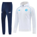 Shop des Spielers, SSC Napoli Trainingsanzug, Napoli 25/26, SSC Napoli Windjacke, Napoli Windbreaker, Napoli Trainingsset, Napoli Sport-Set, Trainingsanzug Herren Weiß Blau, SSC Napoli 2026, Fußball Trainingsset, Napoli Fan-Version, Trainingskleidung Napoli, Partenopei, Napoli Shop.