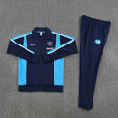 Shop des Spielers, SSC Napoli Trainingsanzug, Napoli 25/26, Napoli Trainingsanzug Dunkelblau, Napoli Trainingsjacke, Napoli Hose, SSC Napoli Sport-Set, Trainingsanzug Herren Blau, SSC Napoli 2026, Fußball Trainingsset, Napoli Fan-Version, Trainingskleidung SSC Napoli, Partenopei, Napoli Shop.