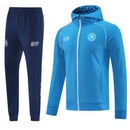 Shop des Spielers, SSC Napoli Trainingsanzug, Napoli 25/26, SSC Napoli Windjacke, Napoli Windbreaker, Napoli Trainingsset, Napoli Sport-Set, Trainingsanzug Herren Blau, SSC Napoli 2026, Fußball Trainingsset, Napoli Fan-Version, Trainingskleidung Napoli, Partenopei, Napoli Shop, Neapel Training.