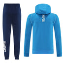 Shop des Spielers, SSC Napoli Trainingsanzug, Napoli 25/26, SSC Napoli Windjacke, Napoli Windbreaker, Napoli Trainingsset, Napoli Sport-Set, Trainingsanzug Herren Blau, SSC Napoli 2026, Fußball Trainingsset, Napoli Fan-Version, Trainingskleidung Napoli, Partenopei, Napoli Shop, Neapel Training.