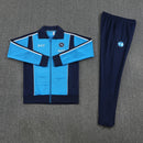 Shop des Spielers, SSC Napoli Trainingsanzug, Napoli 25/26, SSC Napoli Trainingsanzug Blau, Napoli Trainingsjacke, Napoli Hose, SSC Napoli Sport-Set, Trainingsanzug Herren Blau, SSC Napoli 2026, Fußball Trainingsset, Napoli Fan-Version, Trainingskleidung SSC Napoli, Partenopei, Napoli Shop.