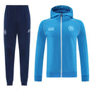 Shop des Spielers, SSC Napoli Trainingsanzug, Napoli 25/26, SSC Napoli Windjacke, Napoli Windbreaker, Napoli Trainingsset, Napoli Sport-Set, Trainingsanzug Herren Blau, SSC Napoli 2026, Fußball Trainingsset, Napoli Fan-Version, Trainingskleidung Napoli, Partenopei, Napoli Shop, Neapel Training.