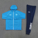 Shop des Spielers, SSC Napoli Trainingsanzug, Napoli 25/26, SSC Napoli Windjacke, Napoli Windbreaker, Napoli Trainingsset, Napoli Sport-Set, Trainingsanzug Herren Blau, SSC Napoli 2026, Fußball Trainingsset, Napoli Fan-Version, Trainingskleidung Napoli, Partenopei, Napoli Shop, Neapel Training.