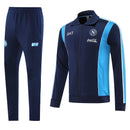 Shop des Spielers, SSC Napoli Trainingsanzug, Napoli 25/26, Napoli Trainingsanzug Dunkelblau, Napoli Trainingsjacke, Napoli Hose, SSC Napoli Sport-Set, Trainingsanzug Herren Blau, SSC Napoli 2026, Fußball Trainingsset, Napoli Fan-Version, Trainingskleidung SSC Napoli, Partenopei, Napoli Shop.