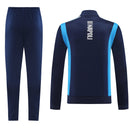Shop des Spielers, SSC Napoli Trainingsanzug, Napoli 25/26, Napoli Trainingsanzug Dunkelblau, Napoli Trainingsjacke, Napoli Hose, SSC Napoli Sport-Set, Trainingsanzug Herren Blau, SSC Napoli 2026, Fußball Trainingsset, Napoli Fan-Version, Trainingskleidung SSC Napoli, Partenopei, Napoli Shop.