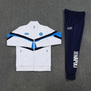 Shop des Spielers, SSC Napoli Trainingsanzug, Napoli 25/26, Napoli Trainingsanzug Weiß Blau, Napoli Jacke Weiß, Napoli Hose Blau, SSC Napoli Sport-Set, Trainingsanzug Herren Weiß, SSC Napoli 2026, Fußball Trainingsset, Napoli Fan-Version, Trainingskleidung Napoli, Partenopei, Napoli Shop.