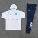 Shop des Spielers, SSC Napoli Trainingsanzug, Napoli 25/26, SSC Napoli Windjacke, Napoli Windbreaker, Napoli Trainingsset, Napoli Sport-Set, Trainingsanzug Herren Weiß Blau, SSC Napoli 2026, Fußball Trainingsset, Napoli Fan-Version, Trainingskleidung Napoli, Partenopei, Napoli Shop.