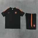 Niederlande Trainingsset 2026 2027 Herren schwarz Trikot und Shorts 1.1 Premium Qualität Shop des Spielers Holland Training Kit Oranje KNVB, Niederlande Trainingsset, Niederlande Trikot schwarz, Holland Training Kit 2026, Oranje Trainingsanzug, Fußballset Herren, Trainingstrikot Niederlande 26/27, 1.1 Qualität Niederlande, KNVB Fanartikel, Trainingsbekleidung Fußball schwarz.