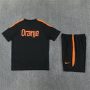 Niederlande Trainingsset 2026 2027 Herren schwarz Trikot und Shorts 1.1 Premium Qualität Shop des Spielers Holland Training Kit Oranje KNVB, Niederlande Trainingsset, Niederlande Trikot schwarz, Holland Training Kit 2026, Oranje Trainingsanzug, Fußballset Herren, Trainingstrikot Niederlande 26/27, 1.1 Qualität Niederlande, KNVB Fanartikel, Trainingsbekleidung Fußball schwarz.