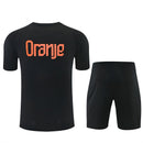 Niederlande Trainingsset 2026 2027 Herren schwarz Trikot und Shorts 1.1 Premium Qualität Shop des Spielers Holland Training Kit Oranje KNVB, Niederlande Trainingsset, Niederlande Trikot schwarz, Holland Training Kit 2026, Oranje Trainingsanzug, Fußballset Herren, Trainingstrikot Niederlande 26/27, 1.1 Qualität Niederlande, KNVB Fanartikel, Trainingsbekleidung Fußball schwarz.