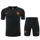 Niederlande Trainingsset 2026 2027 Herren schwarz Trikot und Shorts 1.1 Premium Qualität Shop des Spielers Holland Training Kit Oranje KNVB, Niederlande Trainingsset, Niederlande Trikot schwarz, Holland Training Kit 2026, Oranje Trainingsanzug, Fußballset Herren, Trainingstrikot Niederlande 26/27, 1.1 Qualität Niederlande, KNVB Fanartikel, Trainingsbekleidung Fußball schwarz.