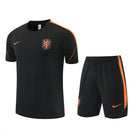 Niederlande Trainingsset 2026 2027 Herren schwarz Trikot und Shorts 1.1 Premium Qualität Shop des Spielers Holland Training Kit Oranje KNVB, Niederlande Trainingsset, Niederlande Trikot schwarz, Holland Training Kit 2026, Oranje Trainingsanzug, Fußballset Herren, Trainingstrikot Niederlande 26/27, 1.1 Qualität Niederlande, KNVB Fanartikel, Trainingsbekleidung Fußball schwarz.