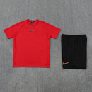 Shop des Spielers, Nike Trainings-Set Herren, Nike Trikot Rot, Nike Shorts Schwarz, Nike Sportset Herren, Fußball Trainingsset, Nike Fitness Kit, Trainingskleidung Nike Herren, Sportbekleidung Rot Schwarz, Nike Performance Set, Herren Sport-Kombi, Trainingsausrüstung Nike.