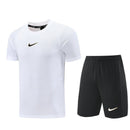 Shop des Spielers, Nike Trainings-Set Herren, Nike Trikot Weiß, Nike Shorts Schwarz, Nike Sportset Herren, Fußball Trainingsset, Nike Fitness Kit, Trainingskleidung Nike Herren, Sportbekleidung Weiß Schwarz, Nike Performance Set, Herren Sport-Kombi, Trainingsausrüstung Nike.