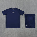 Shop des Spielers, Nike Trainings-Set Herren, Nike Trikot Dunkelblau, Nike Shorts Marine, Nike Sportset Herren, Fußball Trainingsset, Nike Fitness Kit, Trainingskleidung Nike Herren, Sportbekleidung Dunkelblau, Nike Performance Set, Herren Sport-Kombi, Trainingsausrüstung Nike.