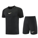 Shop des Spielers, Nike Trainings-Set Herren, Nike Trikot Schwarz, Nike Shorts Schwarz, Nike Sportset Herren, Fußball Trainingsset, Nike Fitness Kit, Trainingskleidung Nike Herren, Sportbekleidung Schwarz, Nike Performance Set, Herren Sport-Kombi, Trainingsausrüstung Nike.