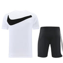 Shop des Spielers, Nike Trainings-Set Herren, Nike Trikot Weiß, Nike Shorts Schwarz, Nike Sportset Herren, Fußball Trainingsset, Nike Fitness Kit, Trainingskleidung Nike Herren, Sportbekleidung Weiß Schwarz, Nike Performance Set, Herren Sport-Kombi, Trainingsausrüstung Nike.