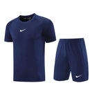 Shop des Spielers, Nike Trainings-Set Herren, Nike Trikot Dunkelblau, Nike Shorts Marine, Nike Sportset Herren, Fußball Trainingsset, Nike Fitness Kit, Trainingskleidung Nike Herren, Sportbekleidung Dunkelblau, Nike Performance Set, Herren Sport-Kombi, Trainingsausrüstung Nike.