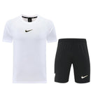Shop des Spielers, Nike Trainings-Set Herren, Nike Trikot Weiß, Nike Shorts Schwarz, Nike Sportset Herren, Fußball Trainingsset, Nike Fitness Kit, Trainingskleidung Nike Herren, Sportbekleidung Weiß Schwarz, Nike Performance Set, Herren Sport-Kombi, Trainingsausrüstung Nike.
