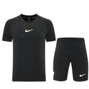 Shop des Spielers, Nike Trainings-Set Herren, Nike Trikot Schwarz, Nike Shorts Schwarz, Nike Sportset Herren, Fußball Trainingsset, Nike Fitness Kit, Trainingskleidung Nike Herren, Sportbekleidung Schwarz, Nike Performance Set, Herren Sport-Kombi, Trainingsausrüstung Nike.
