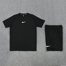 Shop des Spielers, Nike Trainings-Set Herren, Nike Trikot Schwarz, Nike Shorts Schwarz, Nike Sportset Herren, Fußball Trainingsset, Nike Fitness Kit, Trainingskleidung Nike Herren, Sportbekleidung Schwarz, Nike Performance Set, Herren Sport-Kombi, Trainingsausrüstung Nike.