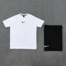 Shop des Spielers, Nike Trainings-Set Herren, Nike Trikot Weiß, Nike Shorts Schwarz, Nike Sportset Herren, Fußball Trainingsset, Nike Fitness Kit, Trainingskleidung Nike Herren, Sportbekleidung Weiß Schwarz, Nike Performance Set, Herren Sport-Kombi, Trainingsausrüstung Nike.