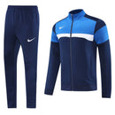 Shop des Spielers, Nike Trainingsanzug, Nike Jacke Dunkelblau, Nike Hose Hellblau, Nike Sportanzug Herren, Fußball Trainingsanzug, Nike Funktionskleidung, Trainingsset Herren Dunkelblau Hellblau, Nike Training, Sportbekleidung, Nike Anzug, Trainingsanzug Herren Dunkelblau, Nike Lifestyle, Sport-Set Nike.