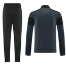 Shop des Spielers, Nike Trainingsanzug, Nike Jacke Schwarz, Nike Hose Grau, Nike Sportanzug Herren, Fußball Trainingsanzug, Nike Funktionskleidung, Trainingsset Herren Schwarz Grau, Nike Training, Sportbekleidung, Nike Dri-FIT Anzug, Trainingsanzug Herren Grau, Nike Lifestyle, Sport-Set Nike.