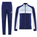 Shop des Spielers, Nike Trainingsanzug, Nike Jacke Blau, Nike Hose Weiß, Nike Sportanzug Herren, Fußball Trainingsanzug, Nike Funktionskleidung, Trainingsset Herren Blau Weiß, Nike Training, Sportbekleidung, Nike Anzug, Trainingsanzug Herren Blau, Nike Lifestyle, Sport-Set Nike.