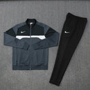 Shop des Spielers, Nike Trainingsanzug, Nike Jacke Schwarz, Nike Hose Grau, Nike Sportanzug Herren, Fußball Trainingsanzug, Nike Funktionskleidung, Trainingsset Herren Schwarz Grau, Nike Training, Sportbekleidung, Nike Dri-FIT Anzug, Trainingsanzug Herren Grau, Nike Lifestyle, Sport-Set Nike.