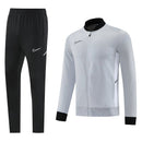 Shop des Spielers, Nike Trainingsanzug, Nike Grau Schwarz, Nike Herren Sportanzug, Nike Trainingsset, Nike Jacke Grau, Fußball Trainingsanzug, Nike Funktionskleidung, Trainingsanzug Herren Grau Schwarz, Nike Training, Sportbekleidung, Nike Anzug, Nike Performance Set, Sport-Set Nike, Trainingsanzug Grau.