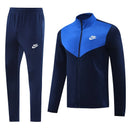 Shop des Spielers, Nike Trainingsanzug, Nike Dunkelblau, Nike Herren Sportanzug, Nike Trainingsset, Nike Jacke Hose, Fußball Trainingsanzug, Nike Funktionskleidung, Trainingsanzug Herren Dunkelblau, Nike Training, Sportbekleidung, Nike Anzug, Nike Lifestyle, Sport-Set Nike, Trainingsanzug Blau.