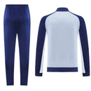 Shop des Spielers, Nike Trainingsanzug, Nike Jacke Blau, Nike Hose Weiß, Nike Sportanzug Herren, Fußball Trainingsanzug, Nike Funktionskleidung, Trainingsset Herren Blau Weiß, Nike Training, Sportbekleidung, Nike Anzug, Trainingsanzug Herren Blau, Nike Lifestyle, Sport-Set Nike.