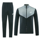 Shop des Spielers, Nike Trainingsanzug, Nike Grau, Nike Herren Sportanzug, Nike Trainingsset, Nike Jacke Hose, Fußball Trainingsanzug, Nike Funktionskleidung, Trainingsanzug Herren Grau, Nike Training, Sportbekleidung, Nike Anzug, Nike Lifestyle, Sport-Set Nike, Trainingsanzug Grau Herren.